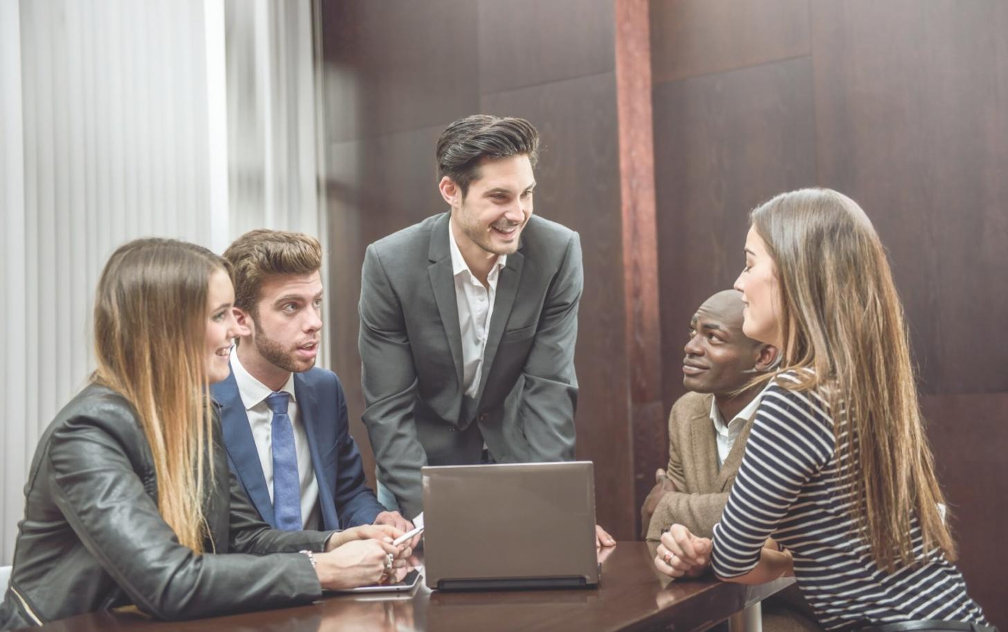Equipo de expertos luxenquorita en sesión de formación avanzada